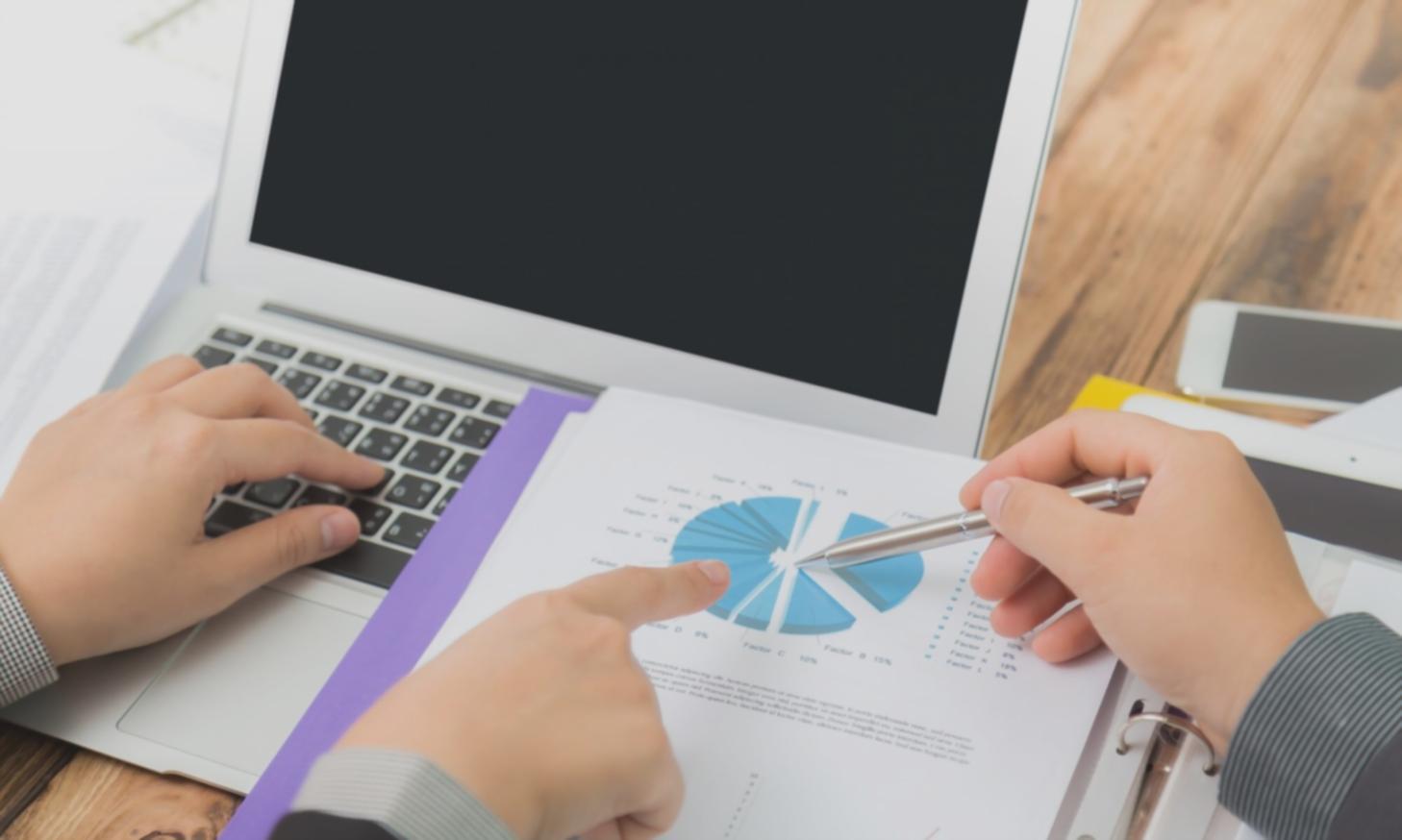 Espace de travail organisé avec documents financiers et outils de gestion