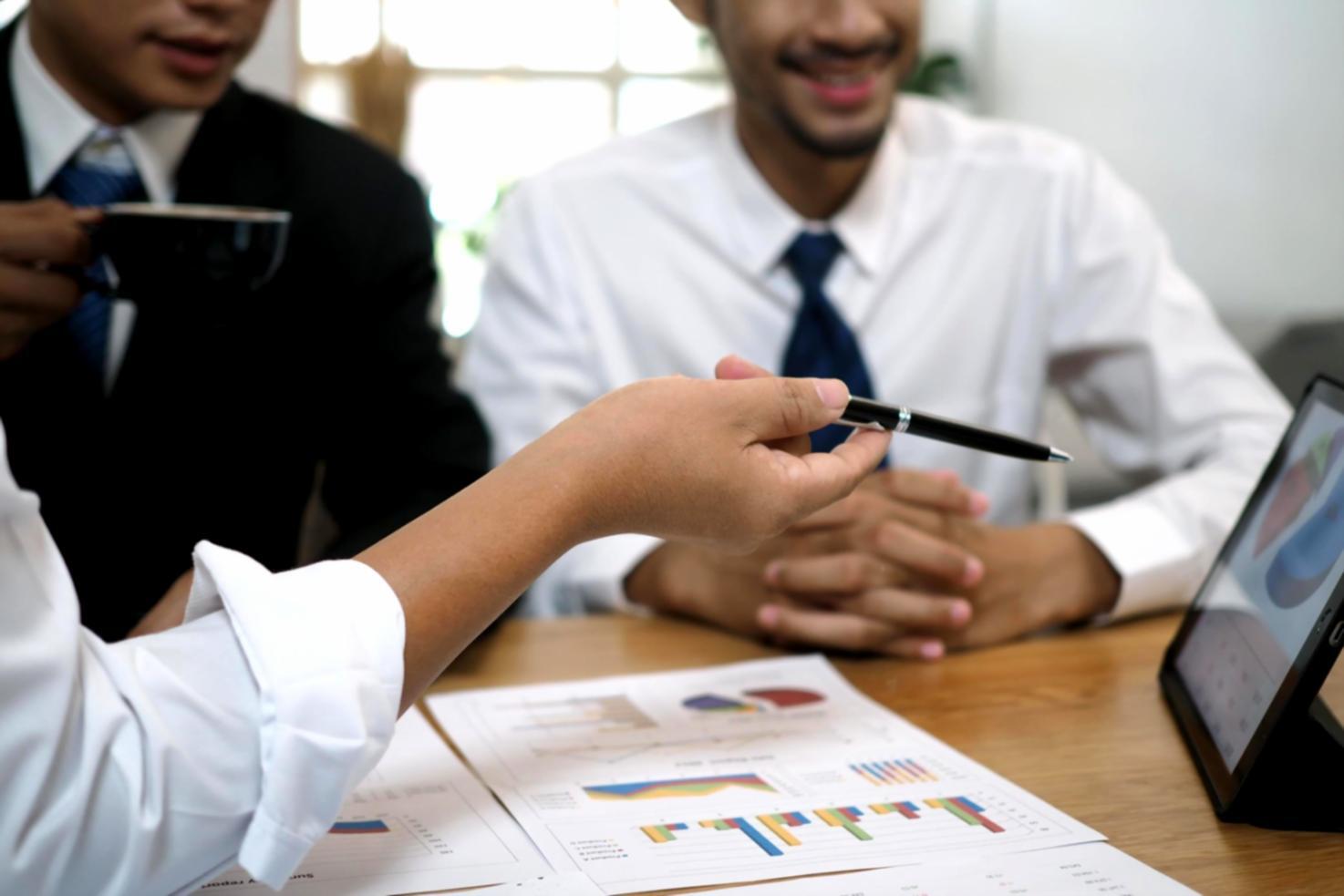 Interface de belomyntriq sur différents appareils montrant la compatibilité multiplateforme