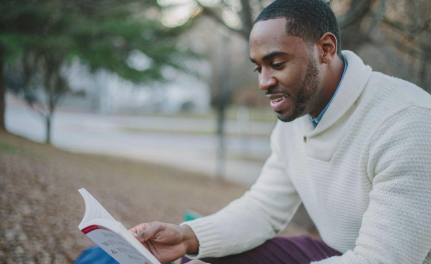 Équipe travaillant ensemble sur des analyses financières